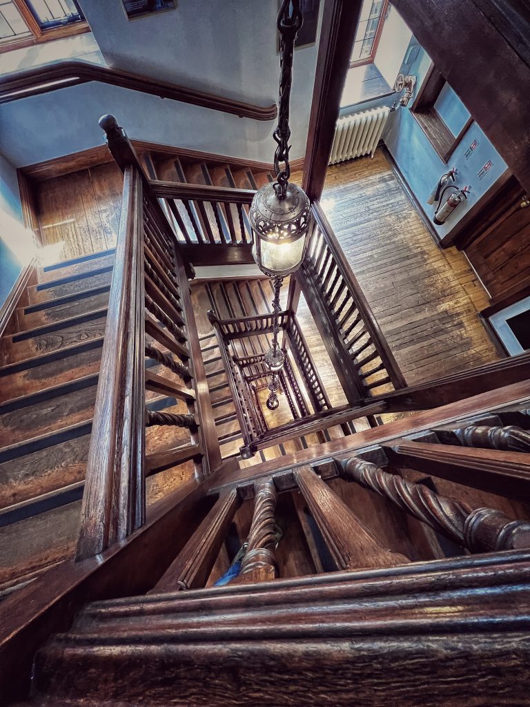 Entretien d’un escalier tournant en bois : nos astuces pour le préserver Entretien d’un escalier tournant en bois : nos astuces pour le préserver